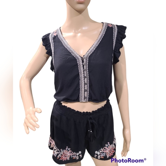 American Eagle Outfitters Other - American Eagle set / black , crop and Shorts, embroidered , size small.